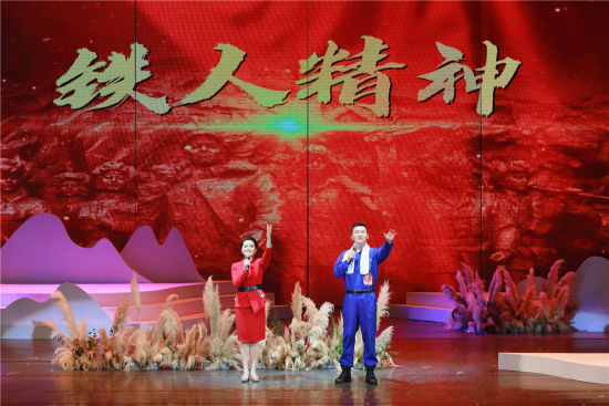 图为阅读爱好者登上舞台诵读(资料图)。重庆图书馆供图 图为阅读爱好者登上舞台诵读(资料图)。重庆图书馆供图