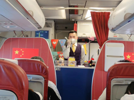 图为西部航空乘务员正在为旅客介绍“世界读书日”活动。西部航空供图 图为西部航空乘务员正在为旅客介绍“世界读书日”活动。西部航空供图