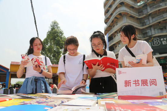 图为活动现场吸引游客前来阅览各类书籍。涪陵区文旅委供图 图为活动现场吸引游客前来阅览各类书籍。涪陵区文旅委供图