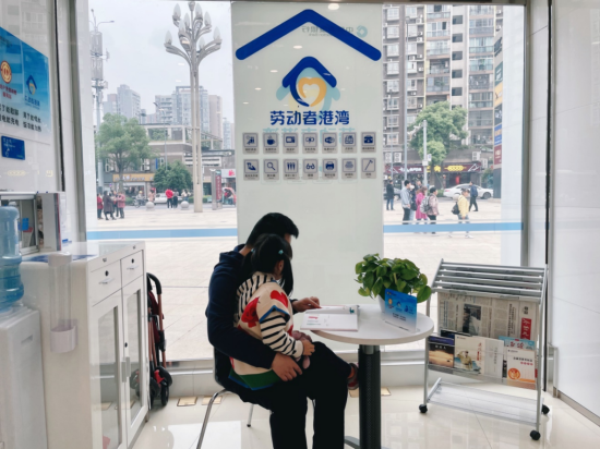 在建行重庆永川华茂国际中心支行劳动者港湾,市民朋友驻足停留,静心阅读。 在建行重庆永川华茂国际中心支行劳动者港湾,市民朋友驻足停留,静心阅读。