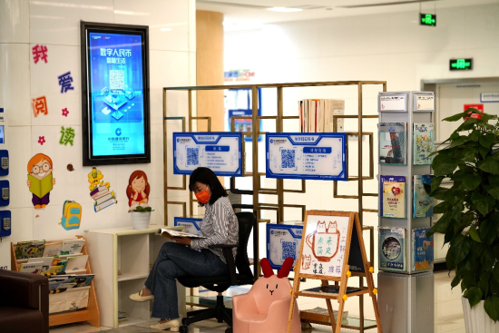 建行员工在网点专心阅读,畅游书海 建行员工在网点专心阅读,畅游书海