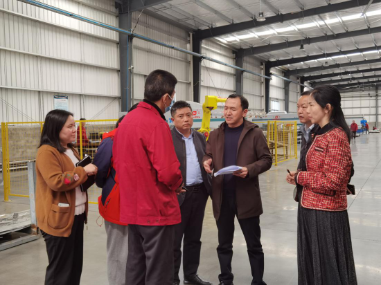 图为南川区委统战部、区工商联深入工业园区,收集企业困难、宣讲政策。 刘娅摄 图为南川区委统战部、区工商联深入工业园区,收集企业困难、宣讲政策。 刘娅摄