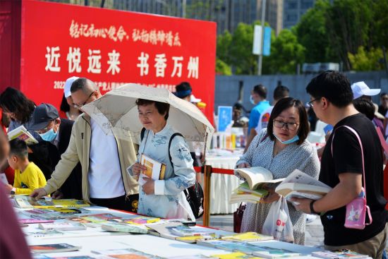 图书惠民展销。记者 付作侨 摄 图书惠民展销。记者 付作侨 摄