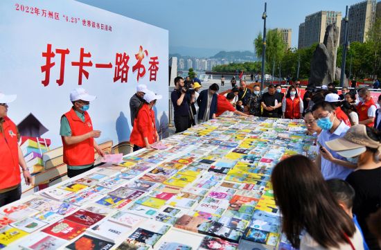 2、江南三生有幸广场举办世界读书日活动,满足各年龄阶段市民的阅读需求。 记者 付作侨 摄(1) 2、江南三生有幸广场举办世界读书日活动,满足各年龄阶段市民的阅读需求。 记者 付作侨 摄(1)