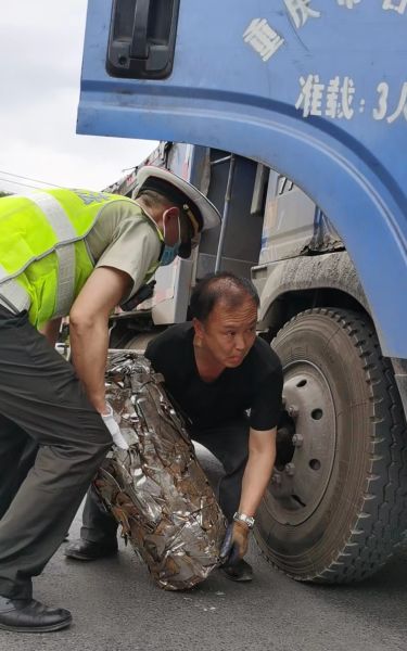 执法人员上班撸铁搬运货物为民服务