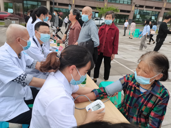 图为民盟盟员给社区居民开展健康义诊。 綦江区委统战部供图 图为民盟盟员给社区居民开展健康义诊。 綦江区委统战部供图