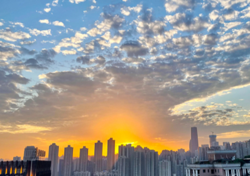 图为金色的夕阳在高楼后落下。李裕锟 摄 图为金色的夕阳在高楼后落下。李裕锟 摄
