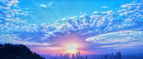 图为站在南山上,远眺落日美景。张质 摄 图为站在南山上,远眺落日美景。张质 摄