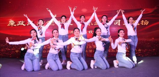 图为现场的文艺演出。重庆高速集团供图 图为现场的文艺演出。重庆高速集团供图