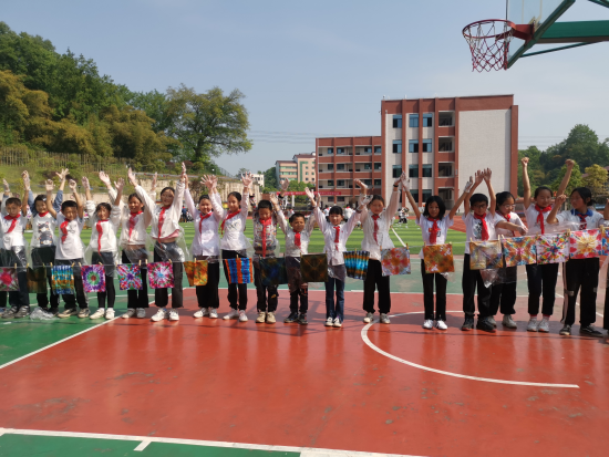 图为学生们在盟员老师的指导下尝试创作的扎染画作。 民盟重庆市委会供图 图为学生们在盟员老师的指导下尝试创作的扎染画作。 民盟重庆市委会供图