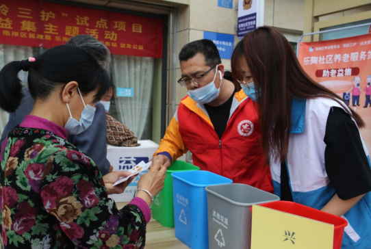 图为居民参与垃圾分类知识。益友公益供图 图为居民参与垃圾分类知识。益友公益供图