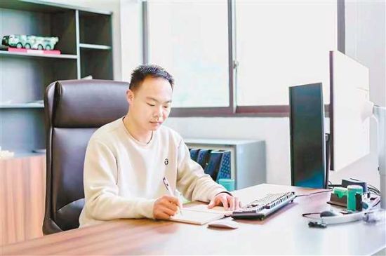 第二十六届中国青年五四奖章获得者、达瓦未来(重庆)影像科技有限公司董事长卢琪。(受访者供图) 第二十六届中国青年五四奖章获得者、达瓦未来(重庆)影像科技有限公司董事长卢琪。(受访者供图)