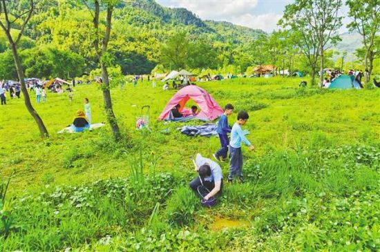5月2日,万盛经开区黑山镇鱼子村,市民在山野里露营游玩。今年“五一”假期,露营休闲成为不少市民的选项。记者 崔力 摄/视觉重庆 5月2日,万盛经开区黑山镇鱼子村,市民在山野里露营游玩。今年“五一”假期,露营休闲成为不少市民的选项。记者 崔力 摄/视觉重庆