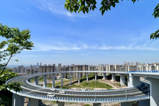 中央公园东侧道路南延伸段一期道路建成通车。张霁雯 摄 中央公园东侧道路南延伸段一期道路建成通车。张霁雯 摄