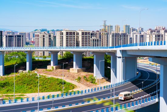 车辆行驶在中央公园东侧道路南延伸段螺旋立交。张霁雯 摄 车辆行驶在中央公园东侧道路南延伸段螺旋立交。张霁雯 摄