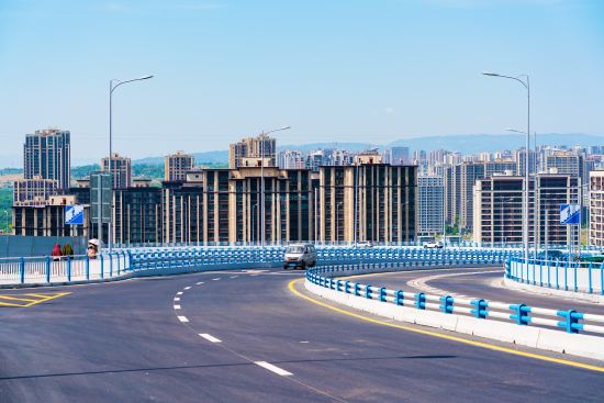 车辆行驶在畅通无阻的道路上.张霁雯 摄