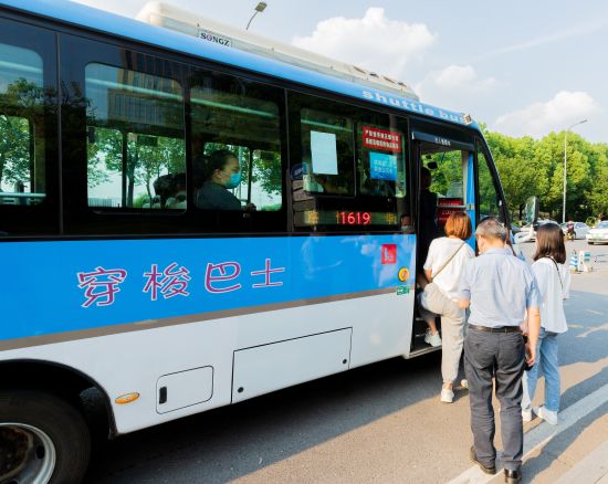 企业员工依次上车。黄维正 摄 企业员工依次上车。黄维正 摄