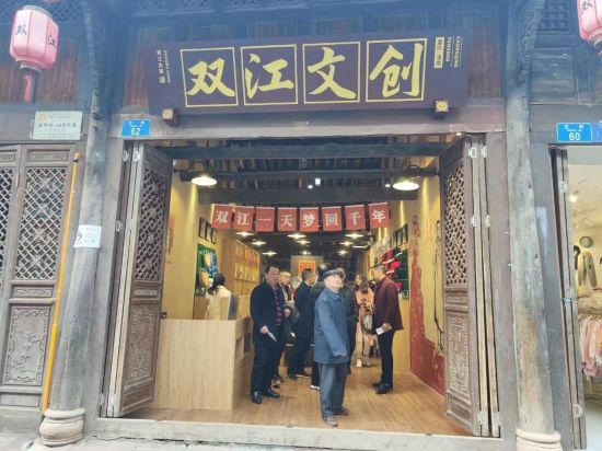 图为红色纪念品商店。 图为红色纪念品商店。