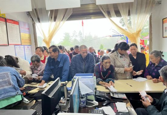 图为重庆市秀山县龙凤坝镇葛麻村春茶采摘劳务工资发放现场。重庆市秀山县委统战部供图。 图为重庆市秀山县龙凤坝镇葛麻村春茶采摘劳务工资发放现场。重庆市秀山县委统战部供图。