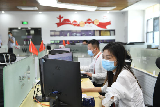 图为工作人员正在AOC内进行相关联系、处置。陈超 摄 图为工作人员正在AOC内进行相关联系、处置。陈超 摄