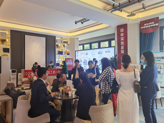 图为购房在选购商品房。主办方供图 图为购房在选购商品房。主办方供图