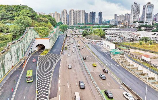 5月15日,南岸区烟雨路至内环段上行隧道通车。特约摄影 郭旭/视觉重庆 5月15日,南岸区烟雨路至内环段上行隧道通车。特约摄影 郭旭/视觉重庆
