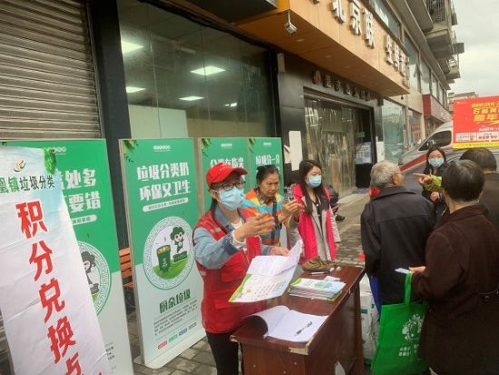 图为垃圾分类知识宣讲现场。沙坪坝区凤凰镇凤凰社区供图 图为垃圾分类知识宣讲现场。沙坪坝区凤凰镇凤凰社区供图