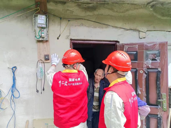 国网重庆彭水供电公司员工给孤寡老人更换照明线路(刘高宇) 国网重庆彭水供电公司员工给孤寡老人更换照明线路(刘高宇)