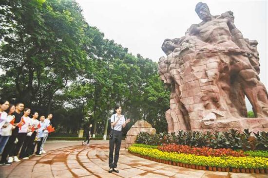 歌乐山烈士陵园,讲解员正在讲述革命先烈的英雄事迹。(摄于二○二一年6月28日)首席记者 龙帆 摄\视觉重庆 歌乐山烈士陵园,讲解员正在讲述革命先烈的英雄事迹。(摄于二○二一年6月28日)首席记者 龙帆 摄\视觉重庆