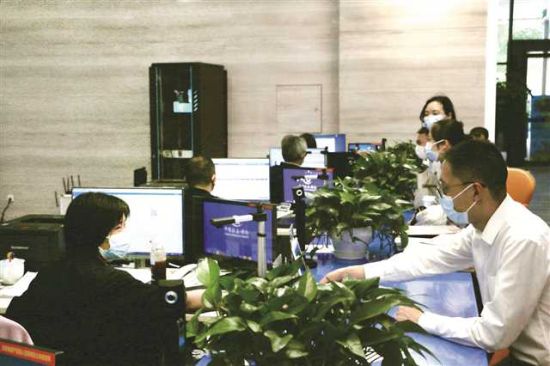 图为社保经办服务。重庆市社会保险局供图 图为社保经办服务。重庆市社会保险局供图