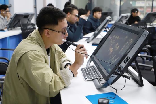 图为学生在实训。 彭露娇 摄 图为学生在实训。 彭露娇 摄