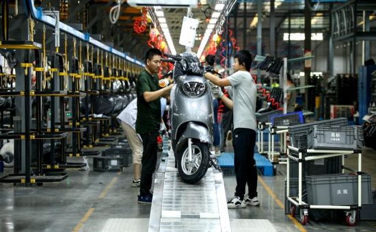 图为工厂职工正在组装爱玛电动车。铜梁区融媒体中心供图 图为工厂职工正在组装爱玛电动车。铜梁区融媒体中心供图
