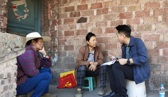 图为磨子乡党员入户了解群众生活情况。 图为磨子乡党员入户了解群众生活情况。