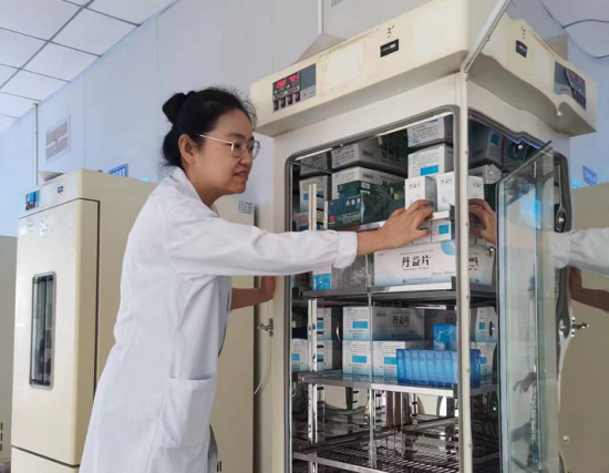 图为魏锐在开展药物研发。 图为魏锐在开展药物研发。