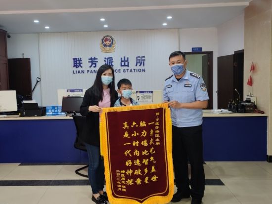 图为向民警赠送锦旗。沙区警方供图 图为向民警赠送锦旗。沙区警方供图