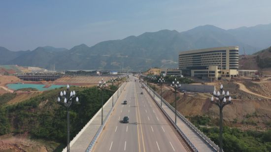 图为迎宾大道。 鲁作炳 摄 图为迎宾大道。 鲁作炳 摄