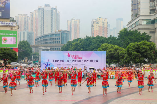 比赛现场各代表队盛装亮相。 大渡口区融媒体中心供图 比赛现场各代表队盛装亮相。 大渡口区融媒体中心供图