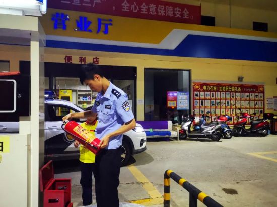 图为栖霞派出所民警检查消防设施。云阳县公安局 供图 图为栖霞派出所民警检查消防设施。云阳县公安局 供图