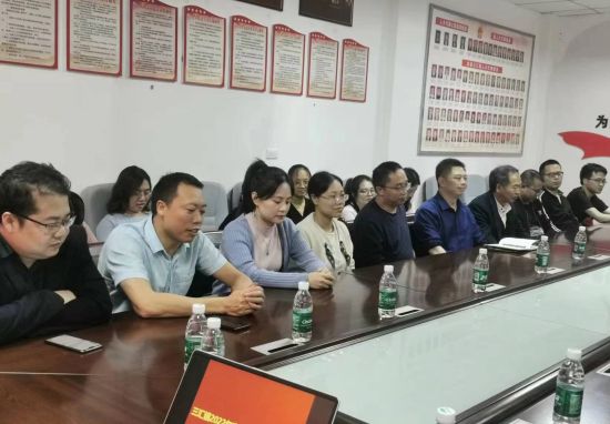 何小平 摄忠县三汇中学校长胡君表示,将带领全校师生努力拼搏,再接再