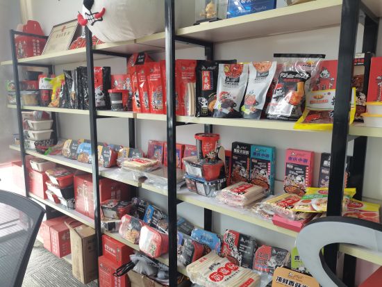 图为重庆好媳妇食品有限公司的火锅底料“样品墙”。张旭 摄 图为重庆好媳妇食品有限公司的火锅底料“样品墙”。张旭 摄