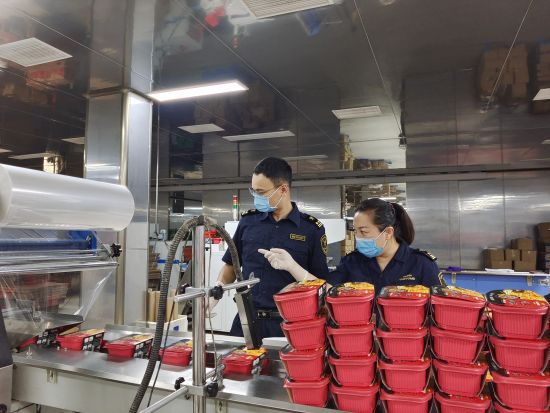 图为两路寸滩海关关员正在监管出口火锅底料生产线。两路寸滩海关供图 图为两路寸滩海关关员正在监管出口火锅底料生产线。两路寸滩海关供图
