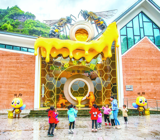 图为4月14日,石柱县中益乡蜜蜂博物馆,老师带孩子们来学习蜜蜂知识。记者 郑宇 摄/视觉重庆 图为4月14日,石柱县中益乡蜜蜂博物馆,老师带孩子们来学习蜜蜂知识。记者 郑宇 摄/视觉重庆