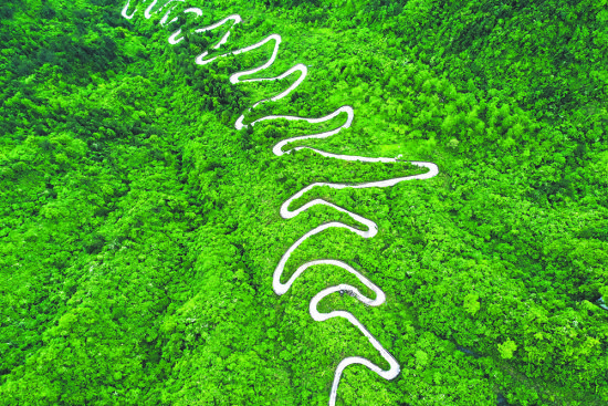 图为2020年5月14日,黔江区小南海镇大路社区的小朝门山产业扶贫公路。这条路以“S”形顺山势而建,形成41道拐,既带动了当地产业发展,又吸引了游客观光。特约摄影 杨敏/视觉重庆 图为2020年5月14日,黔江区小南海镇大路社区的小朝门山产业扶贫公路。这条路以“S”形顺山势而建,形成41道拐,既带动了当地产业发展,又吸引了游客观光。特约摄影 杨敏/视觉重庆