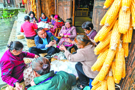 图为5月18日,酉阳县花田乡何家岩村,驻村第一书记周继荣正在拍摄“苗绣工坊”里留守妇女们制作刺绣香囊,为她们“带货”。记者 崔力 摄/视觉重庆 图为5月18日,酉阳县花田乡何家岩村,驻村第一书记周继荣正在拍摄“苗绣工坊”里留守妇女们制作刺绣香囊,为她们“带货”。记者 崔力 摄/视觉重庆