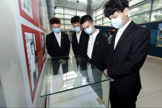 重庆市科协党组成员,副主席颜朝华介绍说,此次主题展以"爱国,创新