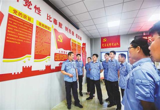 图为西部(重庆)科学城科学大道一期项目部,党员们在党员活动室学习党史。(摄于2021年6月9日) 首席记者 龙帆 摄/视觉重庆 图为西部(重庆)科学城科学大道一期项目部,党员们在党员活动室学习党史。(摄于2021年6月9日) 首席记者 龙帆 摄/视觉重庆