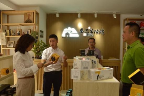 图为城口县委统战部部长伍咏梅（左一）走访调研重点民营企业重庆花千源蜂业有限公司。 郭璨 摄
