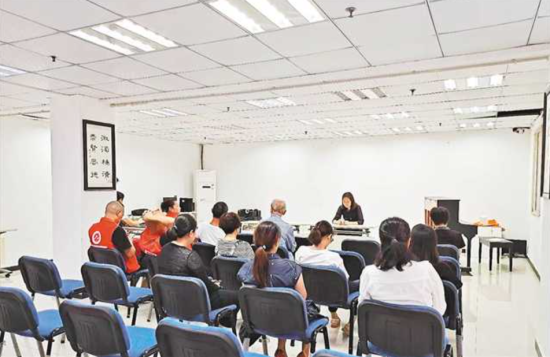 图为5月31日,九龙坡区谢家湾街道华润凌江社区,社区干部群众专题学习市第六次党代会精神。 九龙坡区政法委供图 图为5月31日,九龙坡区谢家湾街道华润凌江社区,社区干部群众专题学习市第六次党代会精神。 九龙坡区政法委供图