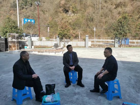图为城口县委统战部常务副部长黄鹏举（中）走访了解企业发展实际困难。 余钱 摄
