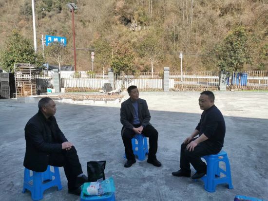 图为城口县委统战部常务副部长黄鹏举(中)走访了解企业发展实际困难。 余钱 摄 图为城口县委统战部常务副部长黄鹏举(中)走访了解企业发展实际困难。 余钱 摄